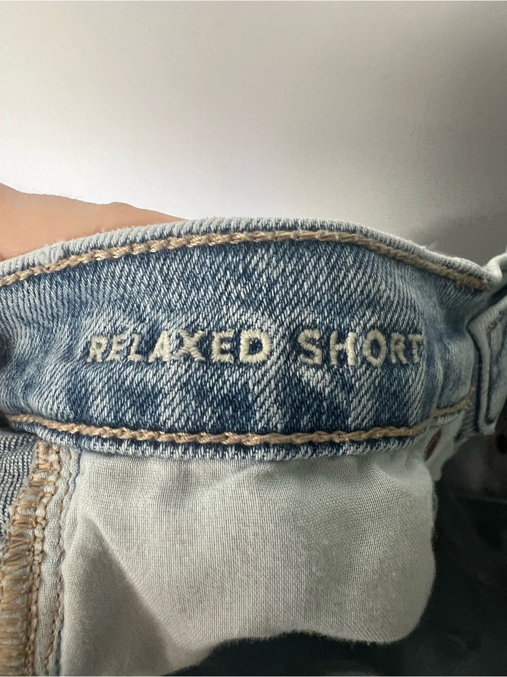 American Eagle Women’s Mid Rise Light Wash Denim Cut Off Relaxed Fit Shorts Sz 4 - Picture 5 of 6